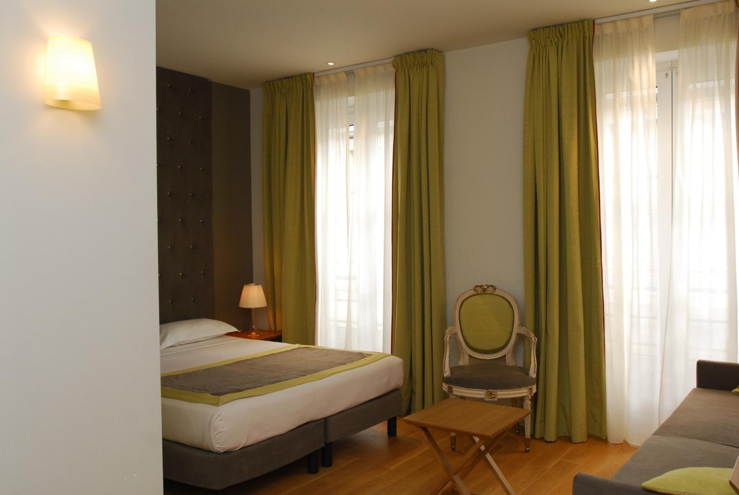 Family, Queen Bed, 2 Sofa