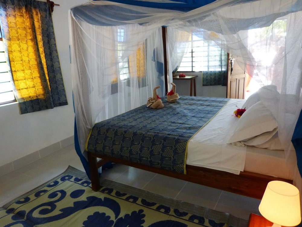Makuti Beach Bungalows 23/65