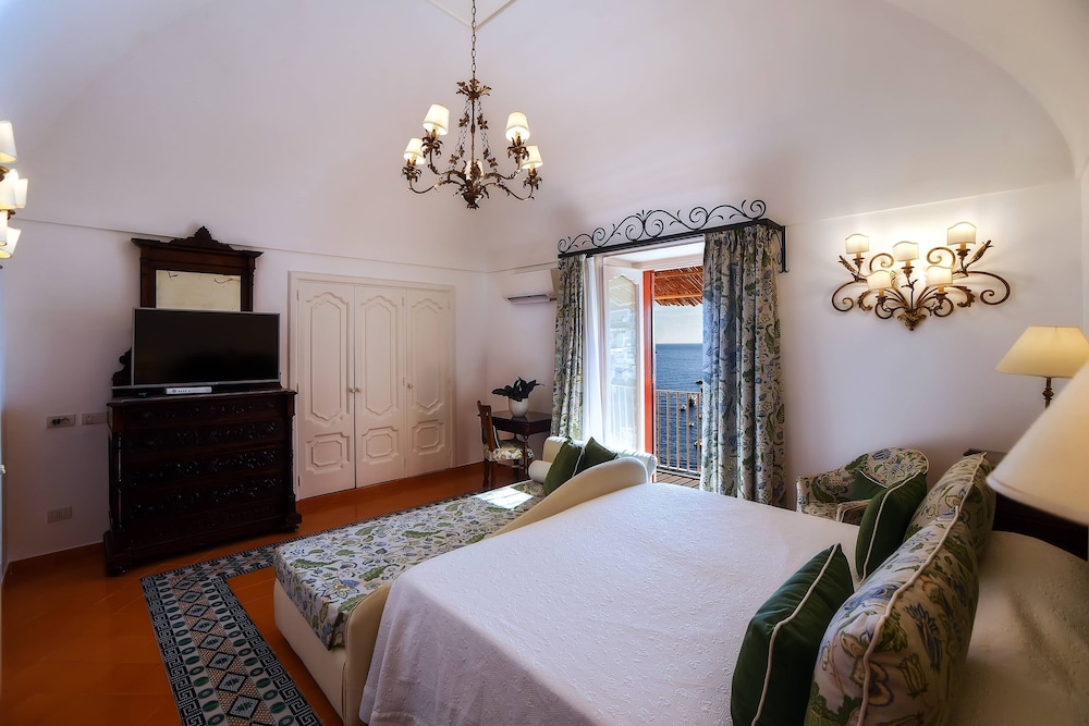 CLASSIC, QUEEN BED, SEA VIEW