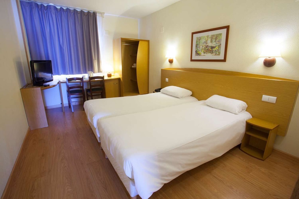 Travelodge Alicante Puerto 28/82