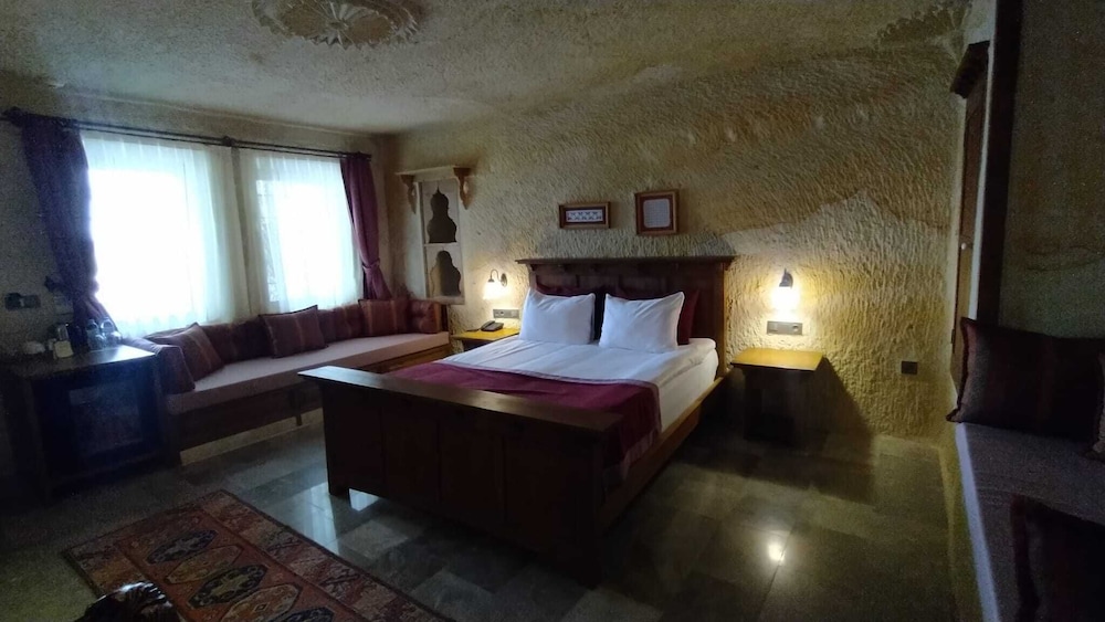 1811 Cave Hotel 7/50
