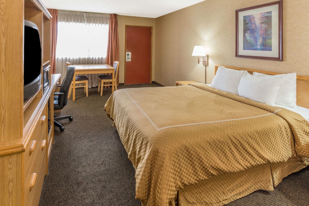 Days Inn by Wyndham Black Bear 5/19