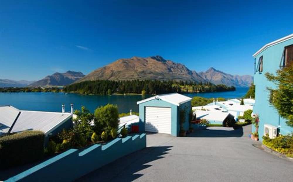 SPINNAKER BAY APARTMENTS 63/68
