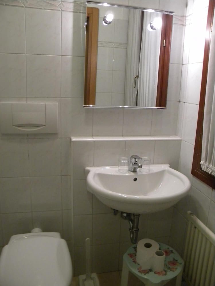 Hotel Adua 56/62