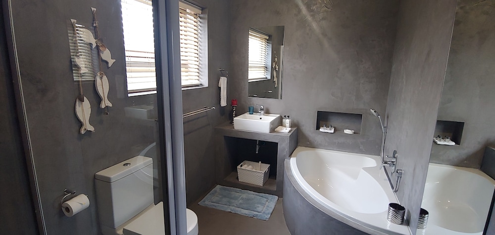 White Shark Guest House 50/50