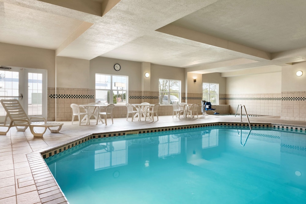 Country Inn and Suites by Radisson St Cloud East MN 4/34