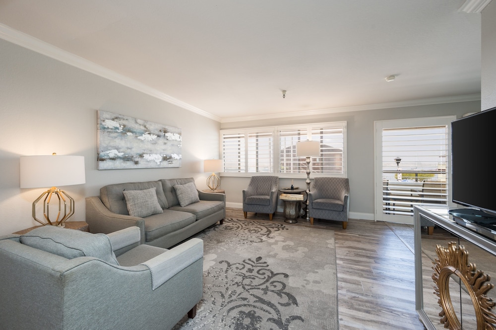 456 Embarcadero Inn Suites 54/77