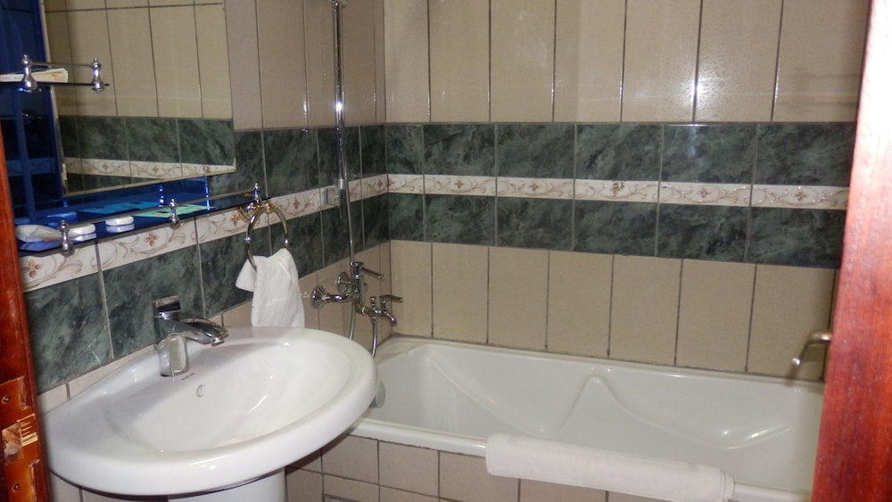 Vallee Des Princes Hotel 44/47