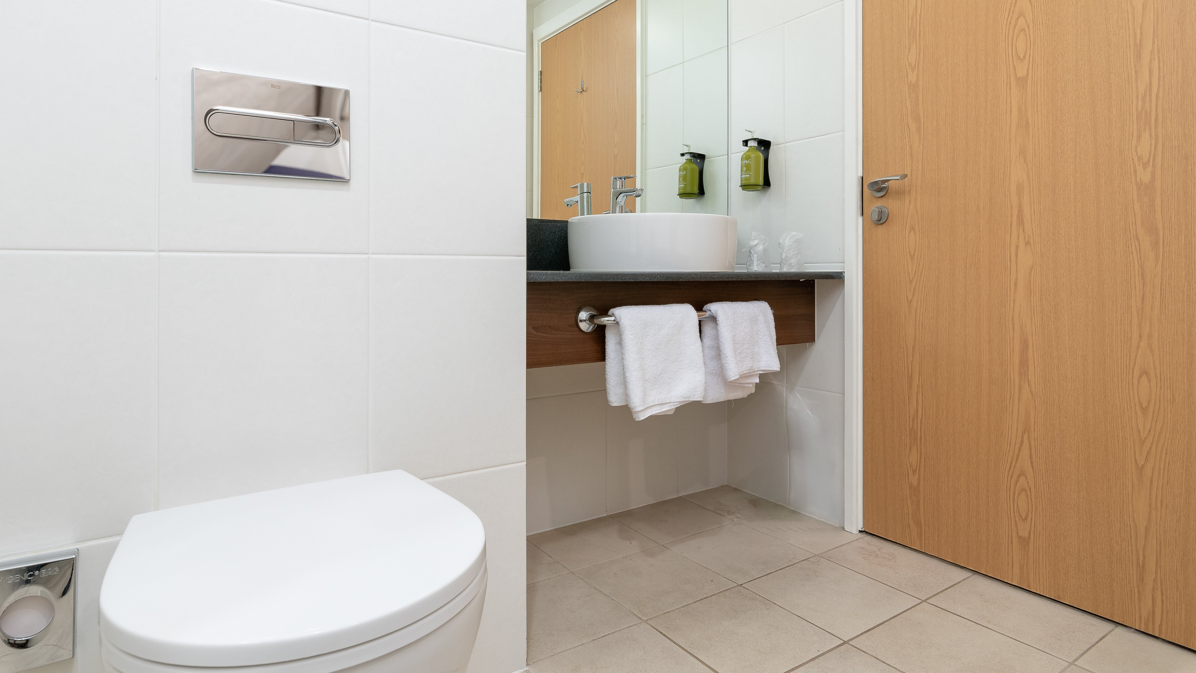 Holiday Inn Express Leigh - Sports Village 48/50
