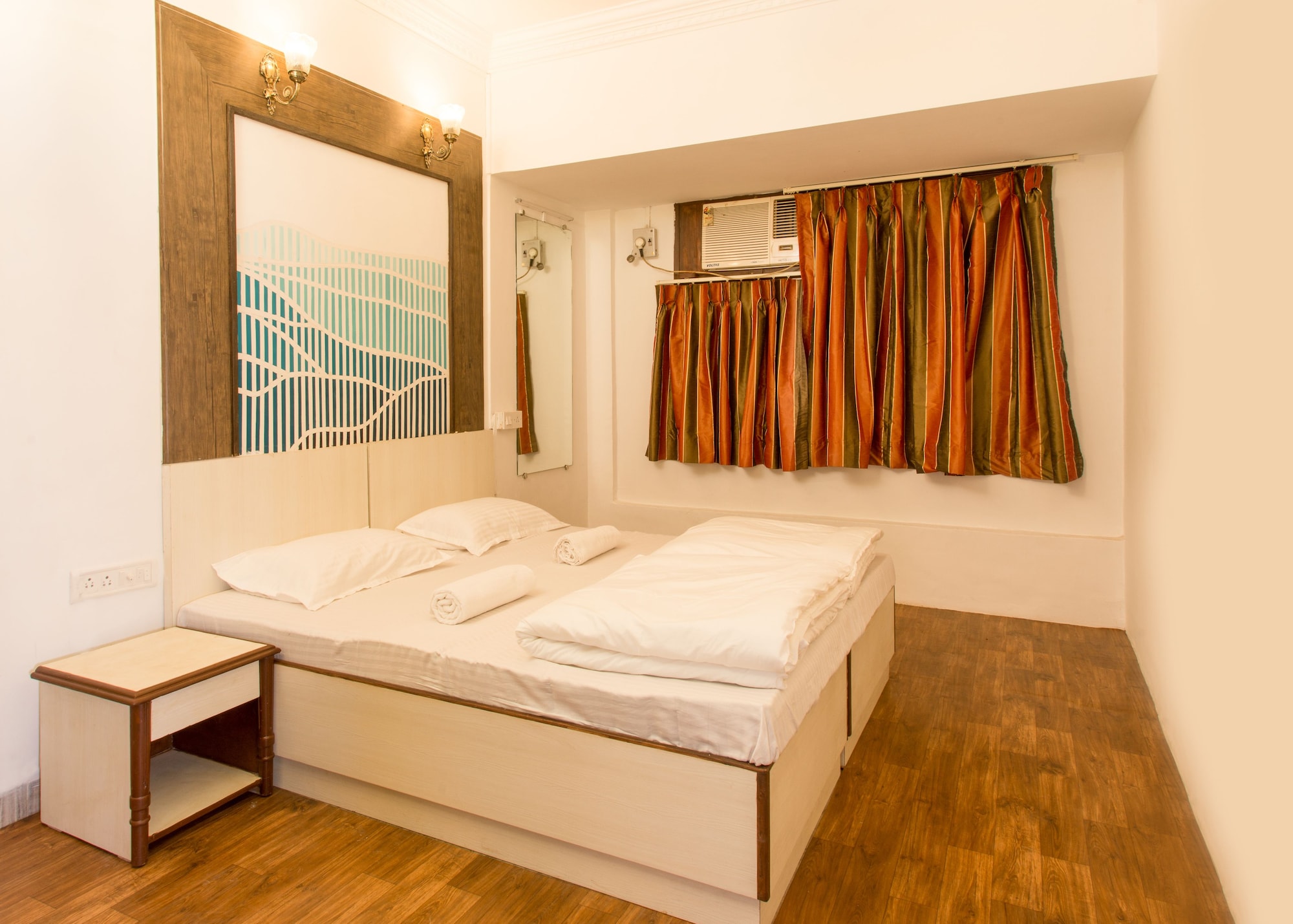 ROOM, DOUBLE BED