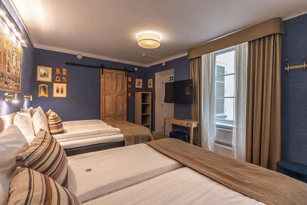 Lady Hamilton Hotel 44/73