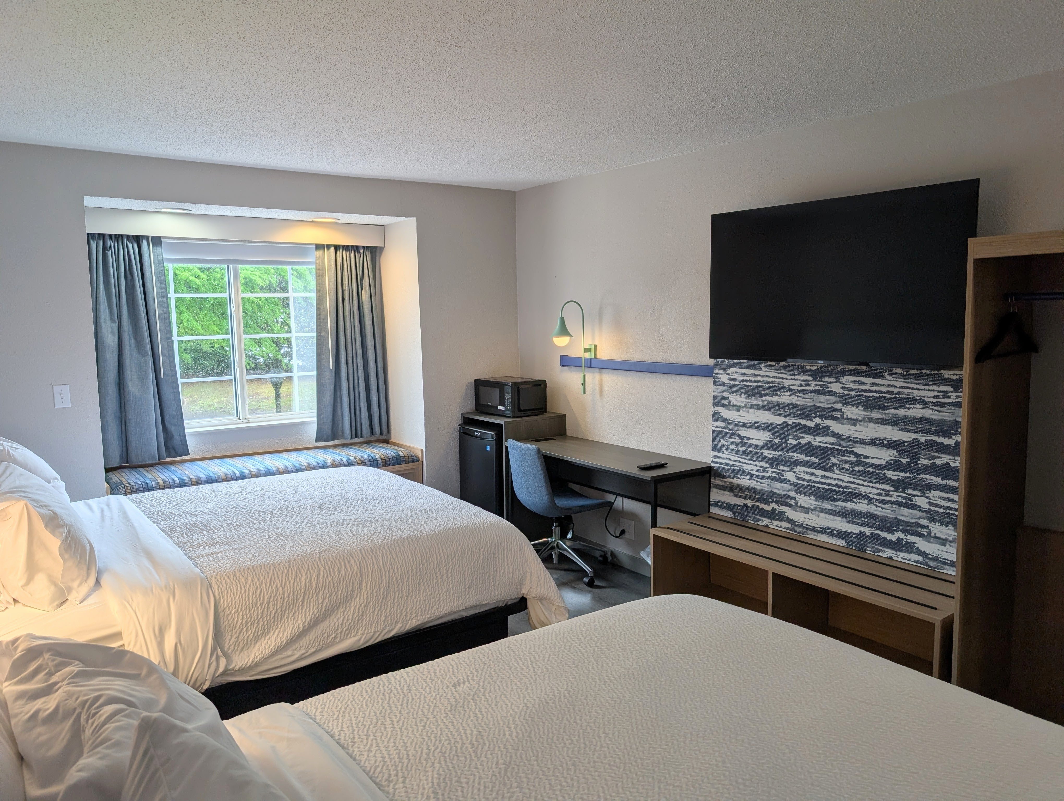 Econo Lodge Inn Suites Greenville 24/69