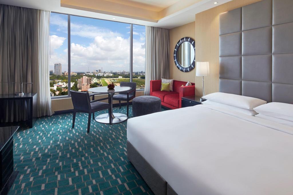 Guest Room, King Bed, Golf Course View, Executive Lounge Access