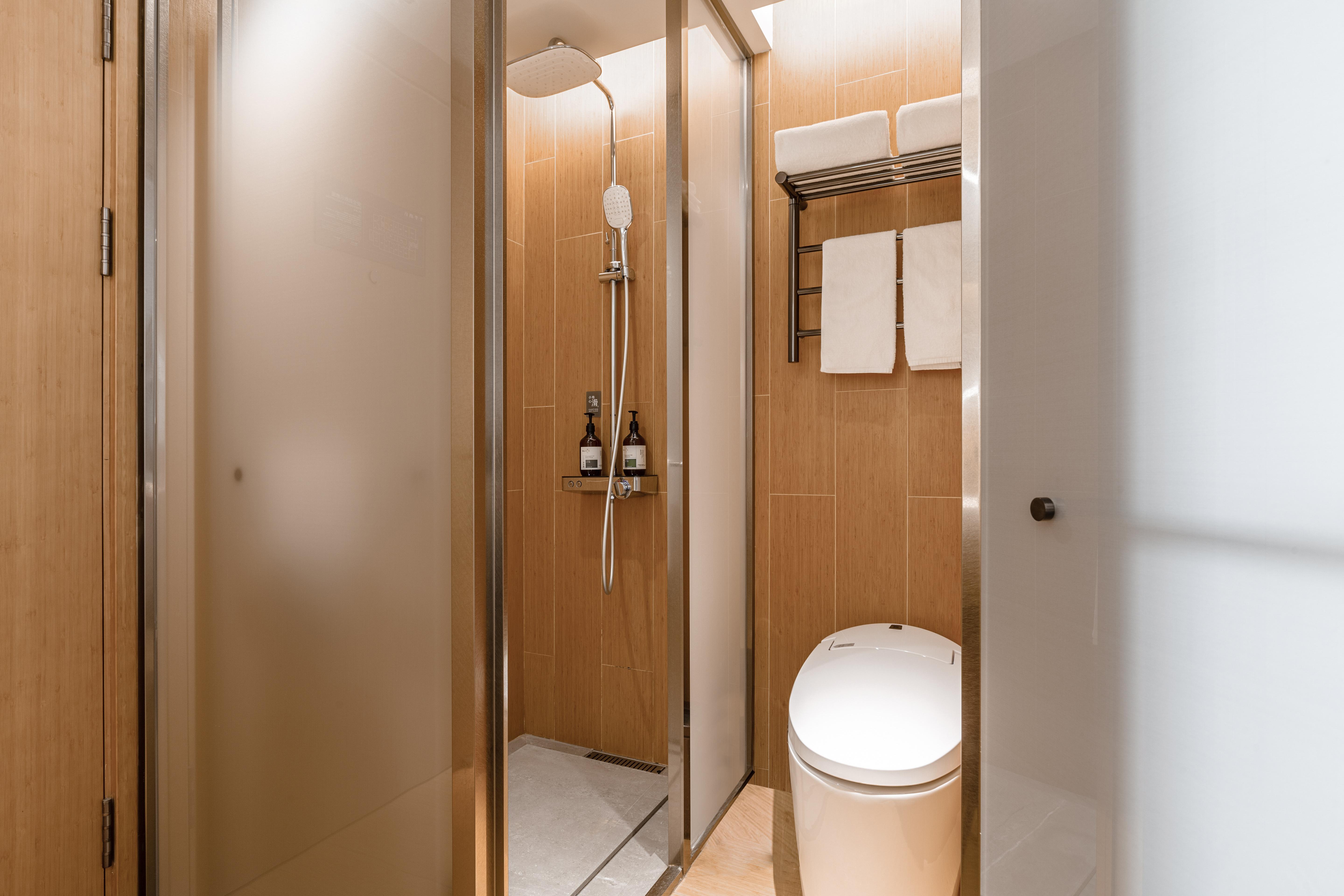 Ji Hotel (Shanghai Lujiabang Road Metro Station) 31/37