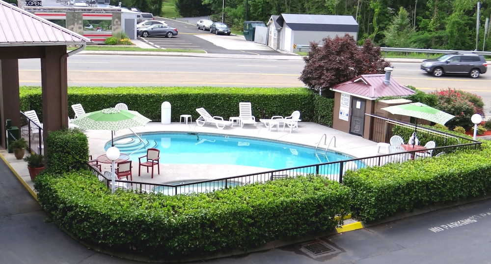 Baymont by Wyndham Pigeon Forge near Island Drive 21/28