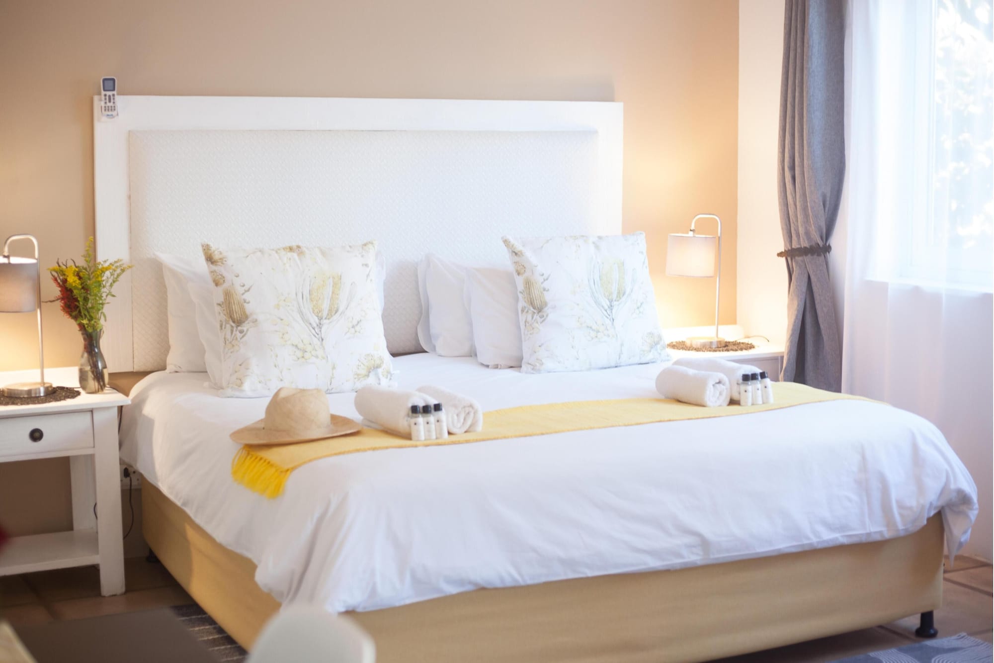 غرفة عائلية بسرير كينج بغرفة نوم واحدة مع أريكة، Caza Beach Guesthouse 3/7
