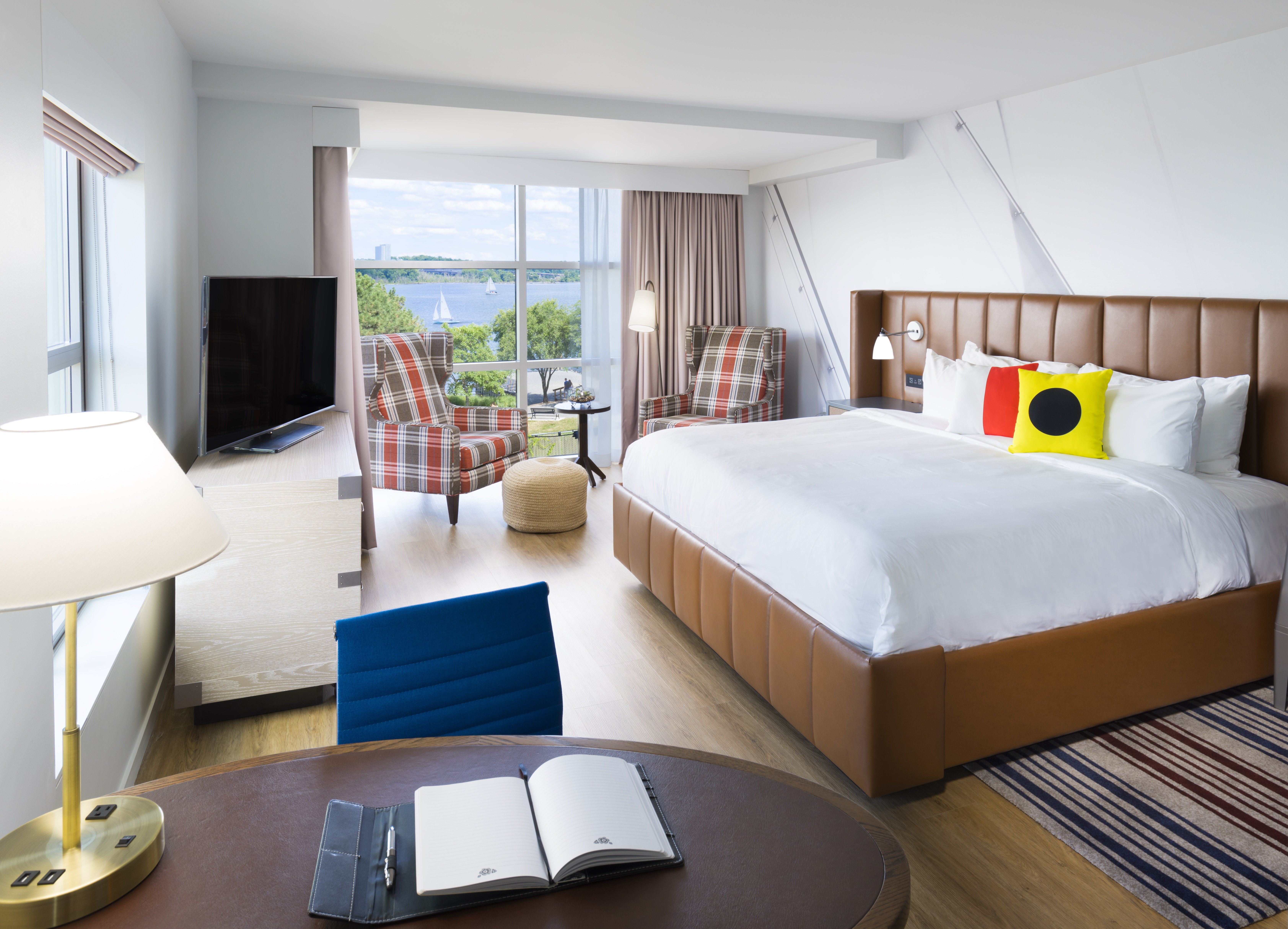 Room, King Bed, River View, Corner