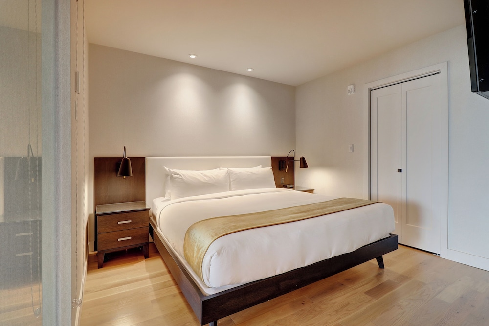 Condo, Superior, Suite, King Bed, Lake View, Sofa, Terrace