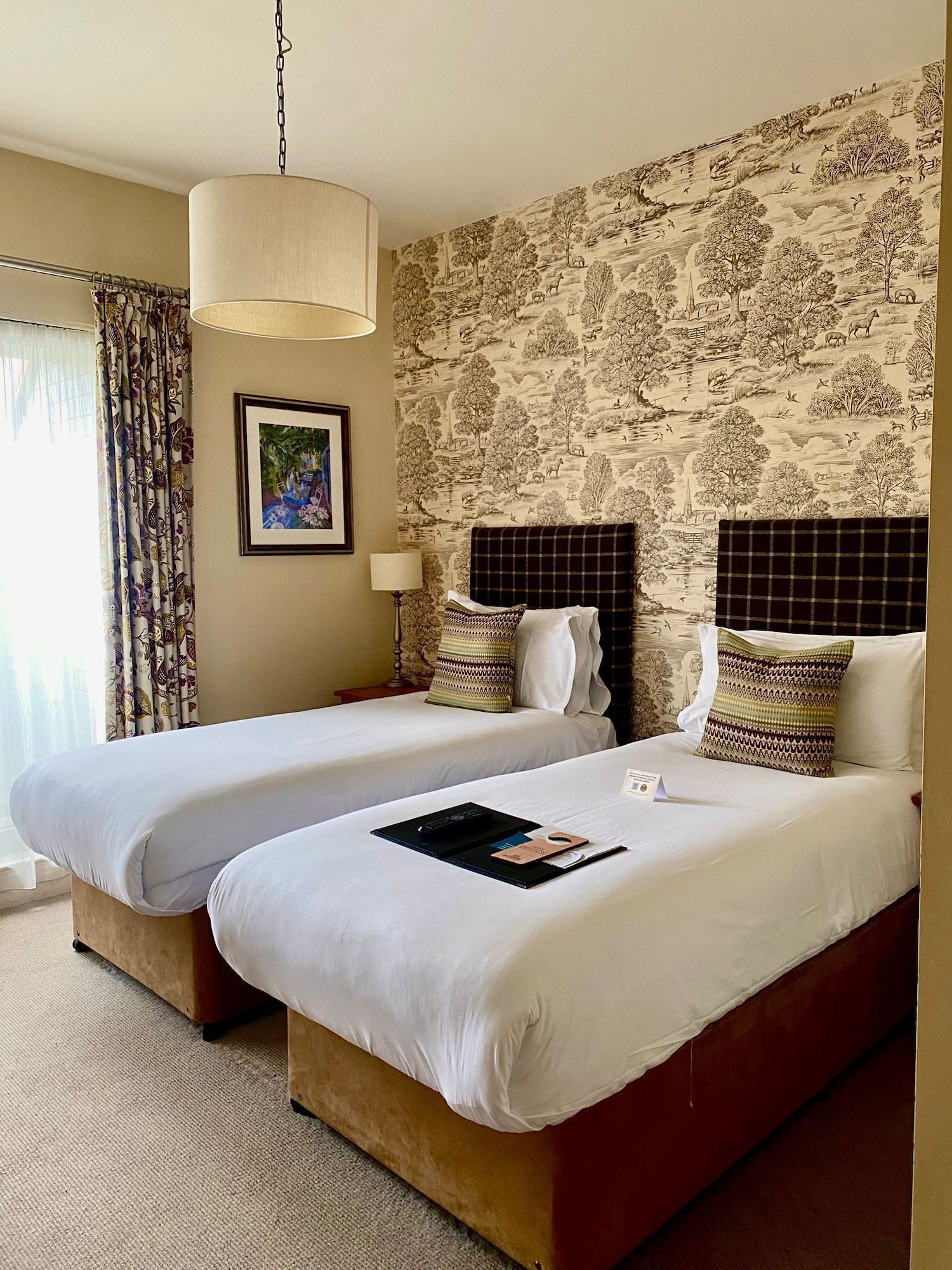ROOM, TWIN BEDS