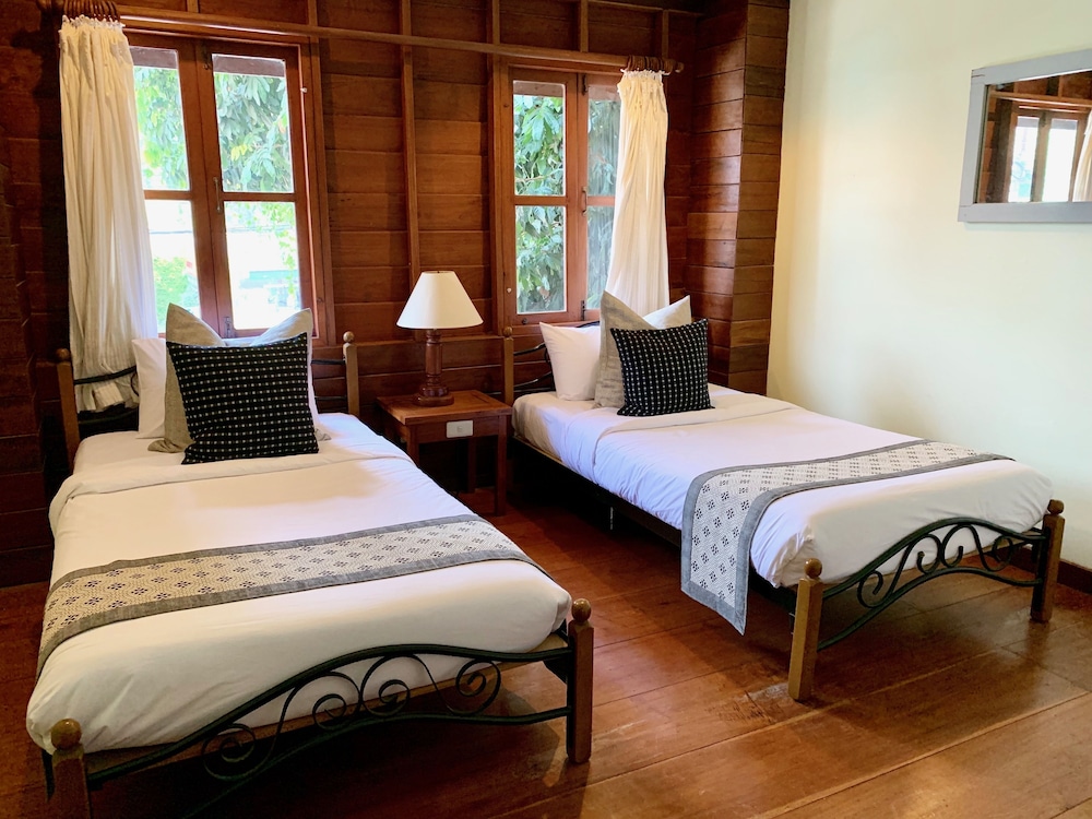 STANDARD, TWIN BEDS, CITY VIEW