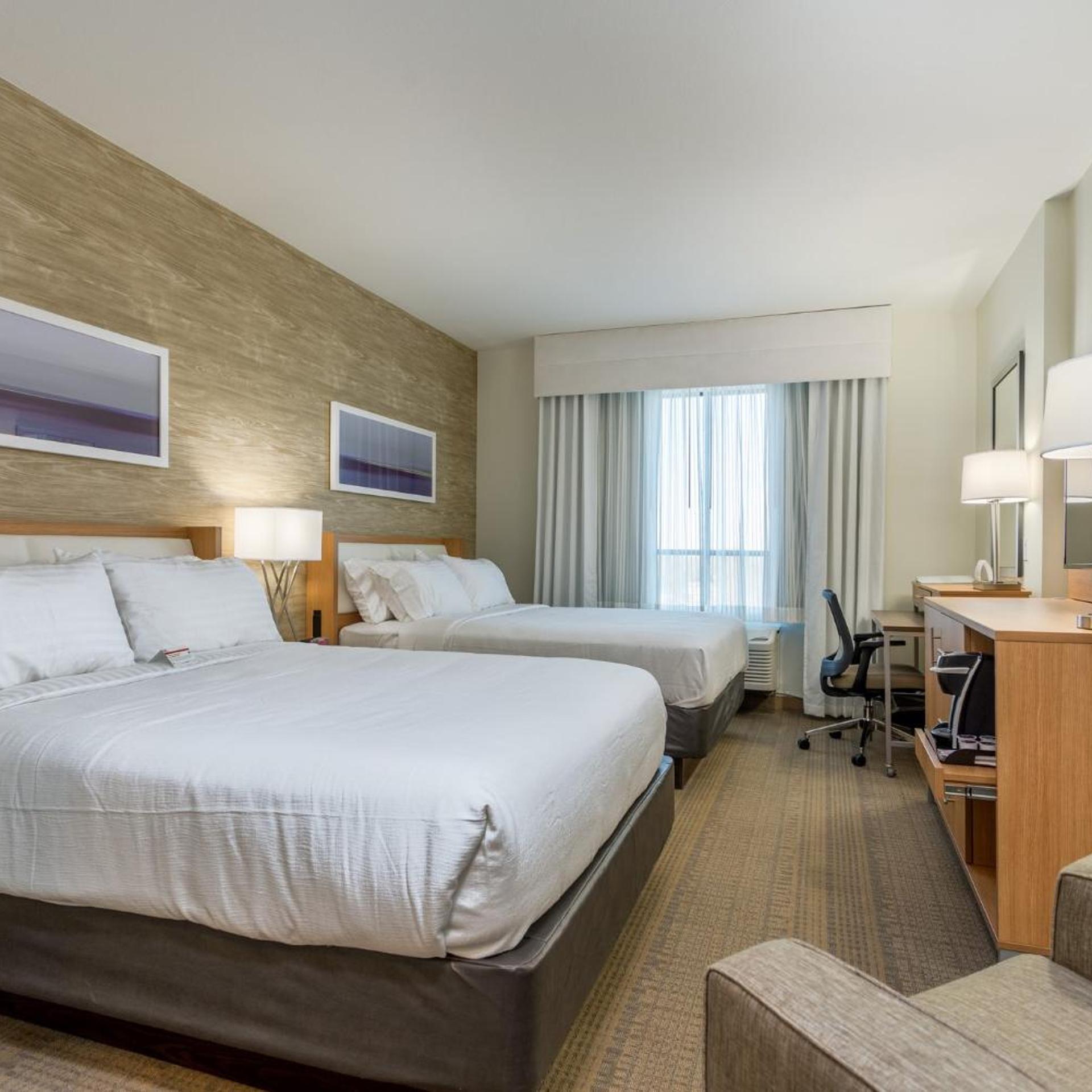 Feature, Queen Bed, Accessible