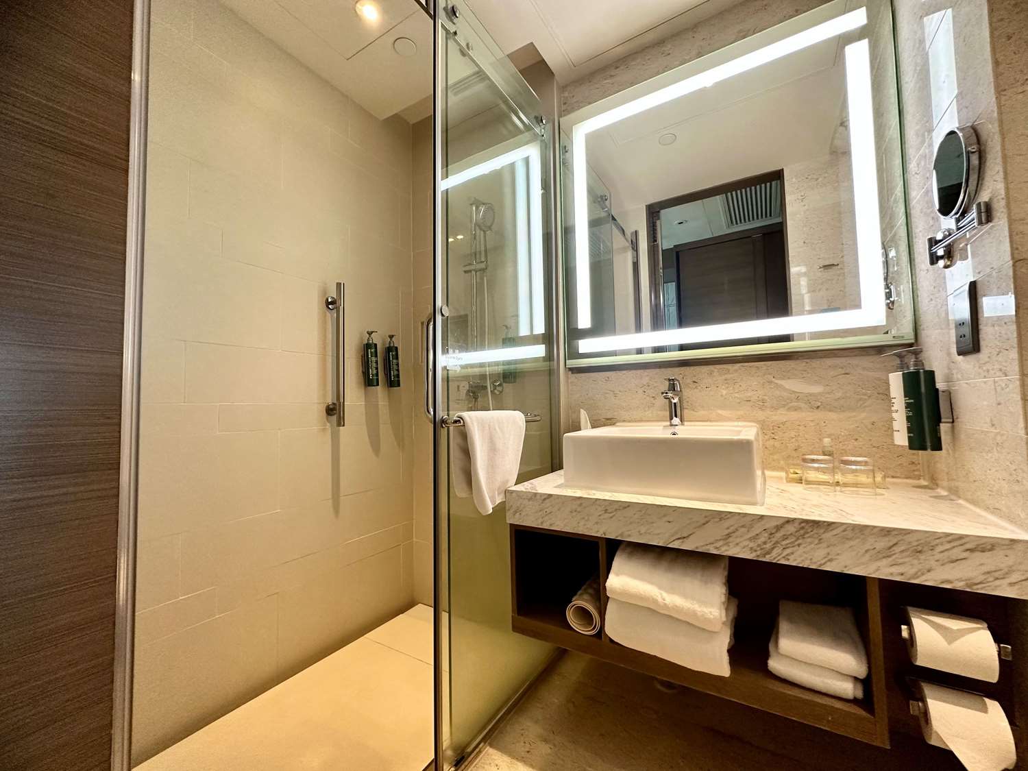 غرفة بسرير كينج بإطلالة على الحديقة، Hilton Garden Inn Hong Kong Mongkok 3/4