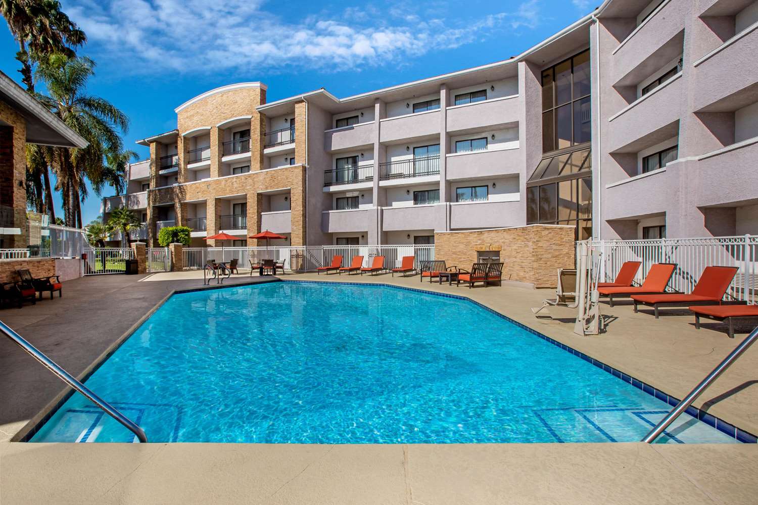 La Quinta Inn & Suites By Wyndham Pomona 49/52