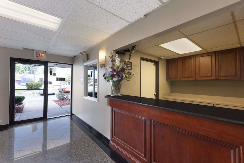 Super 8 by Wyndham Bridgeview/Chicago Area 3/14