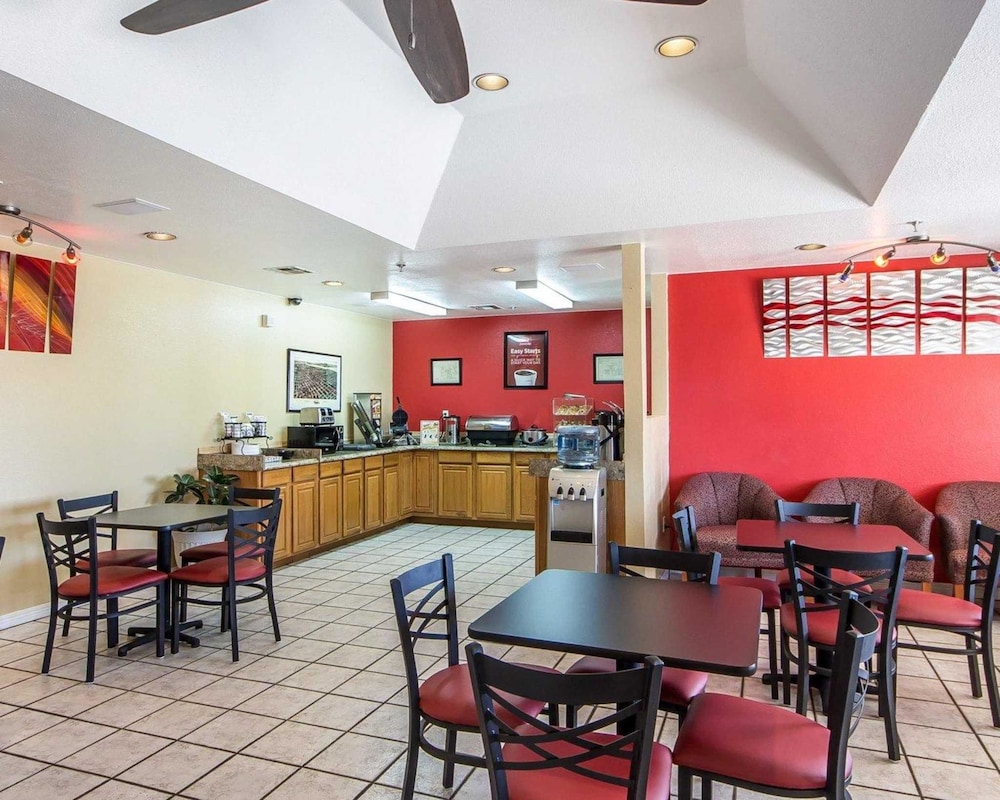 Econo Lodge Pryor 41/58