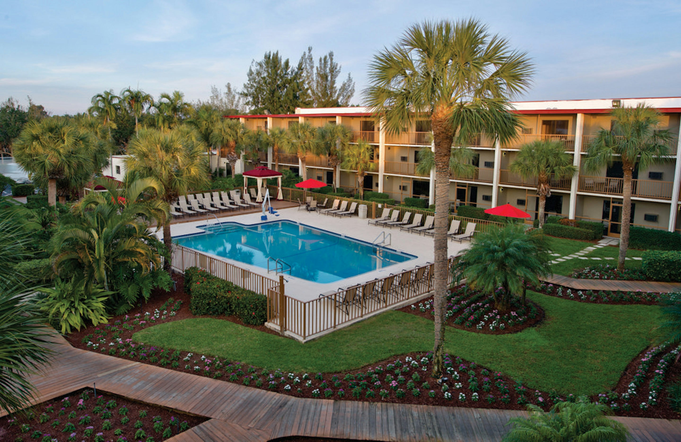 Red Roof PLUS & Suites Naples Downtown-5th Ave S 22/26