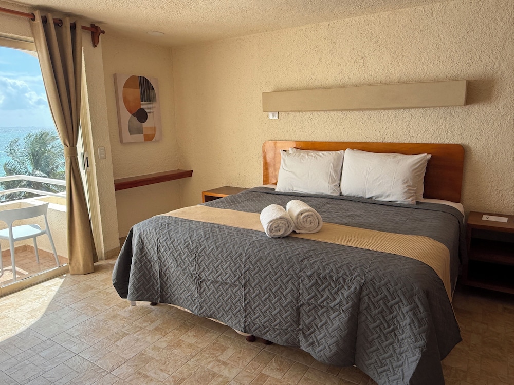 DELUXE, PARTIAL SEA VIEW