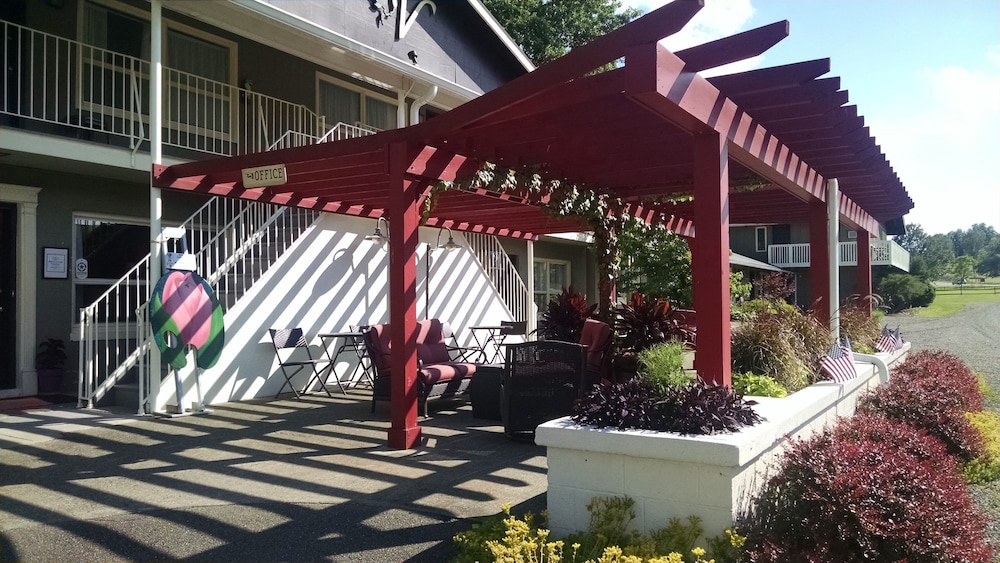 Vinehurst Inn And Suites 1/58