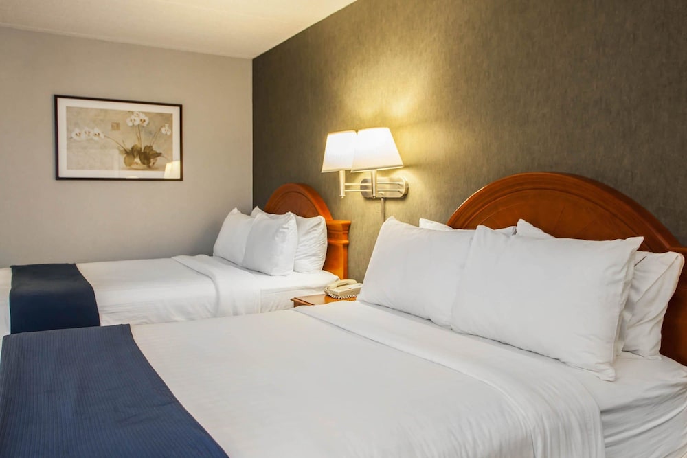 Quality Inn & Suites St Charles -West Chicago 11/40