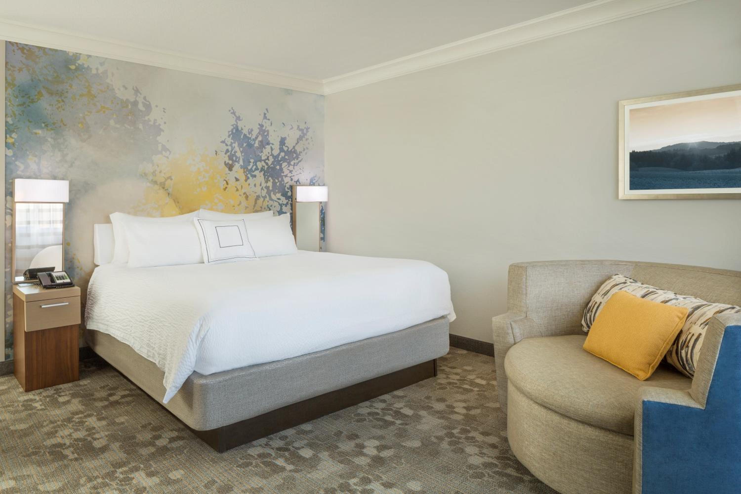 غرفة بسرير كينج مع أريكة بحوض استحمام لذوي الإعاقة، Courtyard By Marriott Palo Alto Los Altos 9/10