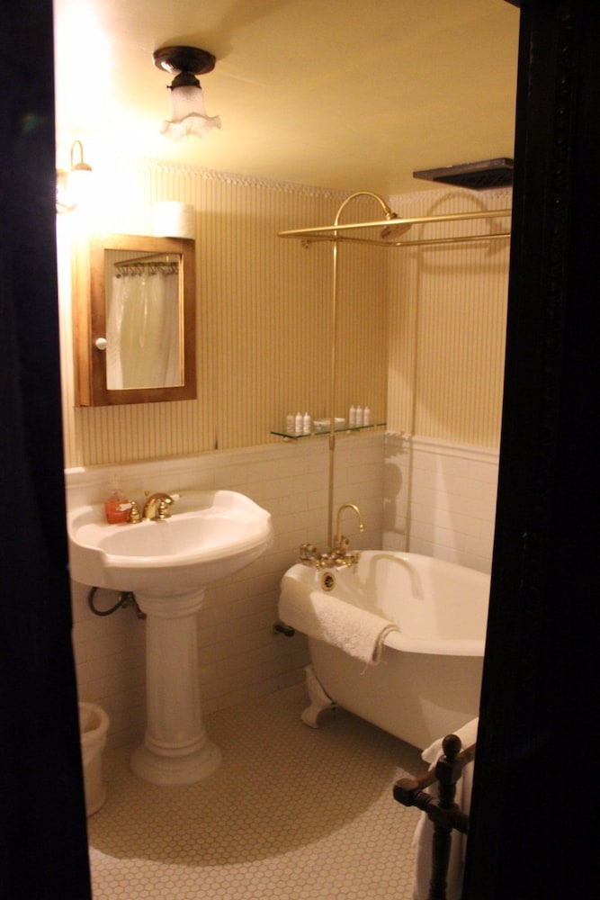 Deluxe, Basement, Suite, Quadruple, Double and Twin Beds, Private Bathroom