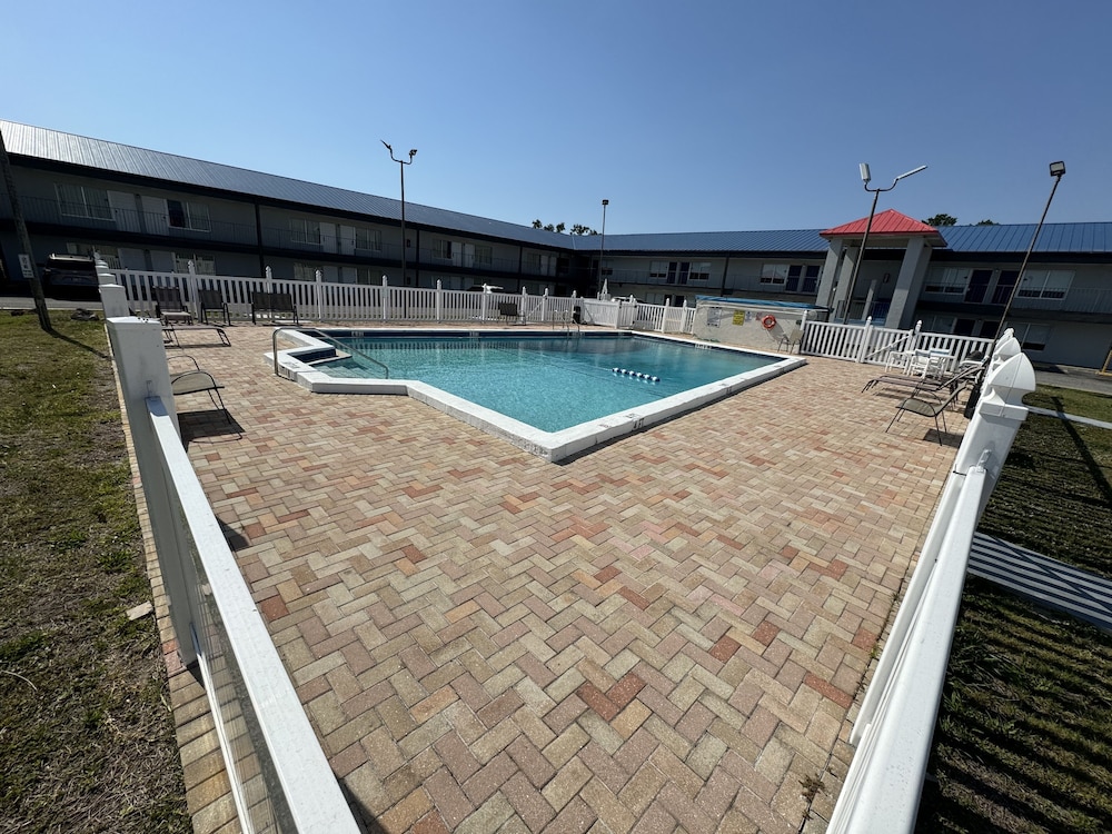 Studio6 Englewood, FL 35/61