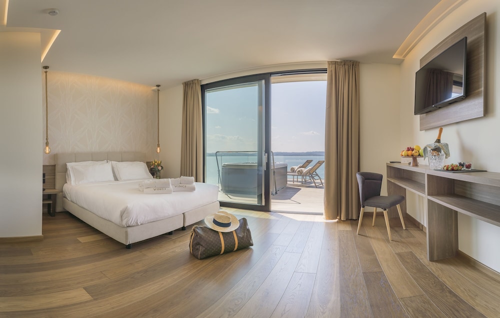 Hotel Vinci 3/24
