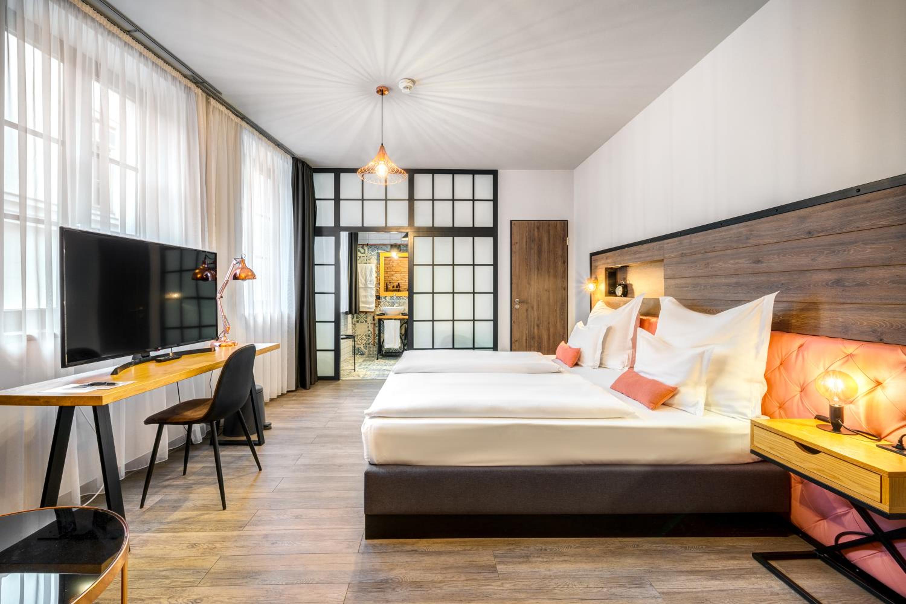 EXECUTIVE, DOUBLE BED