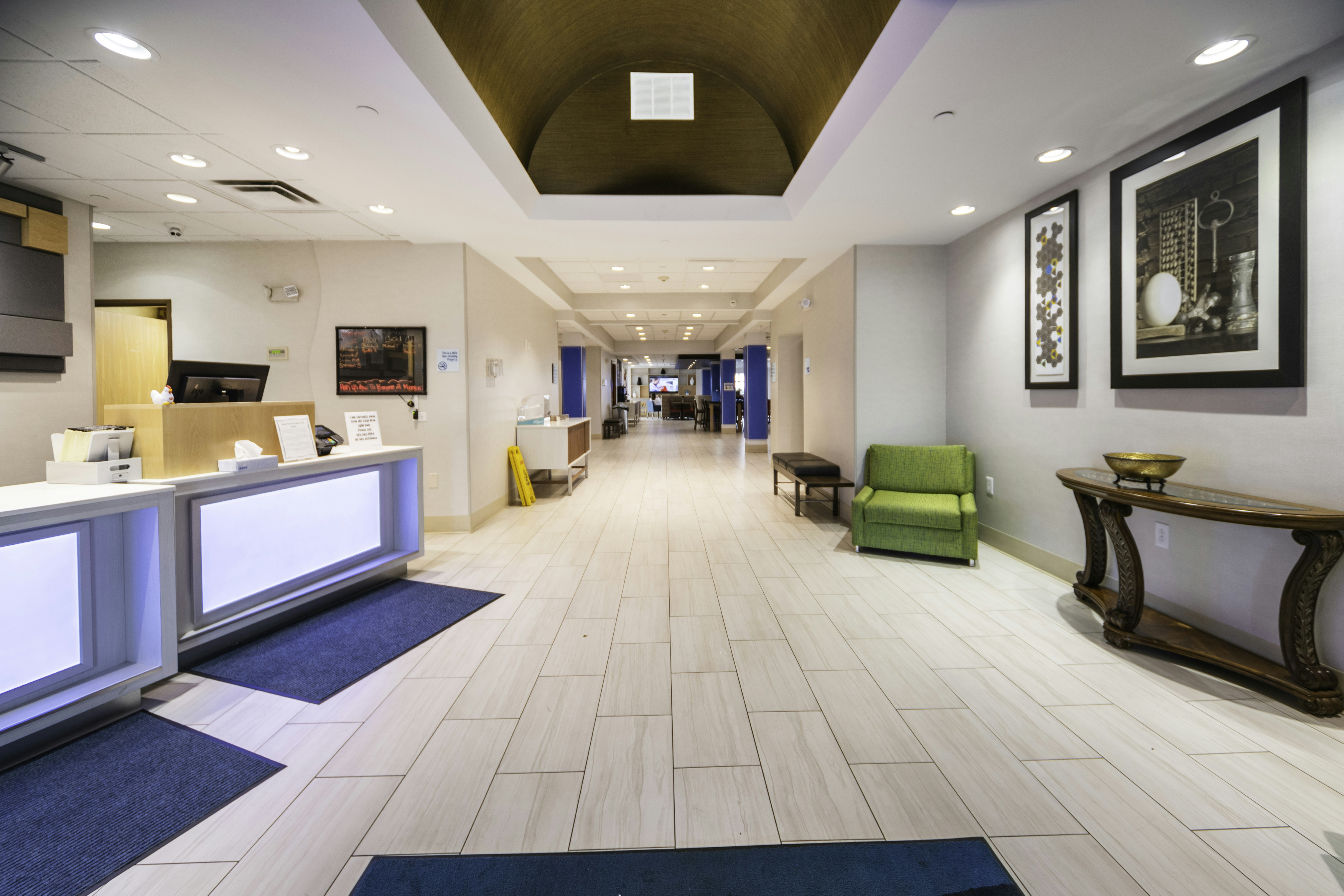HOLIDAY INN EXPRESS ROCHELLE 12/71