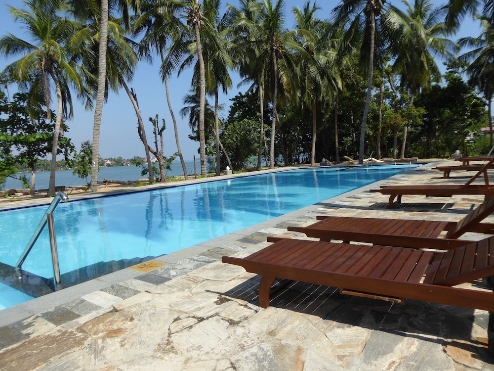 Riviera Resort 58/67