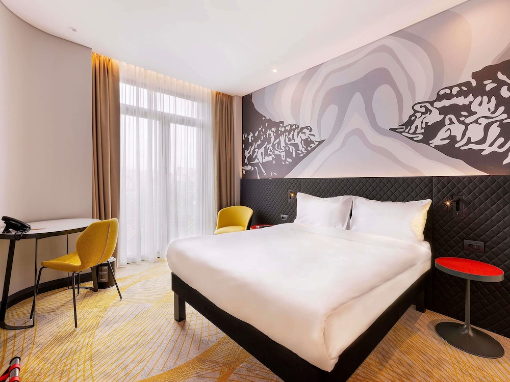 ROOM, DOUBLE BED