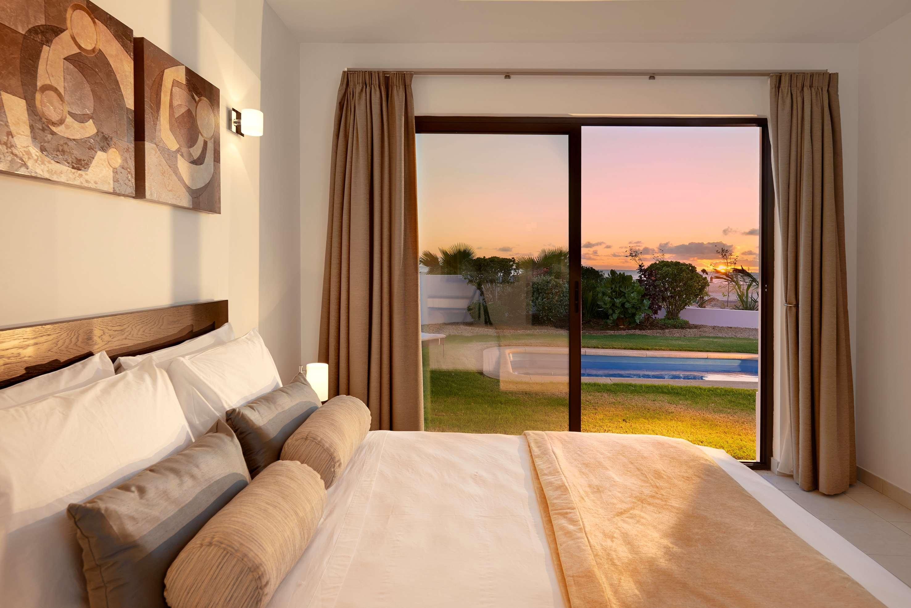 3 Bedrooms, the Level, Villa
