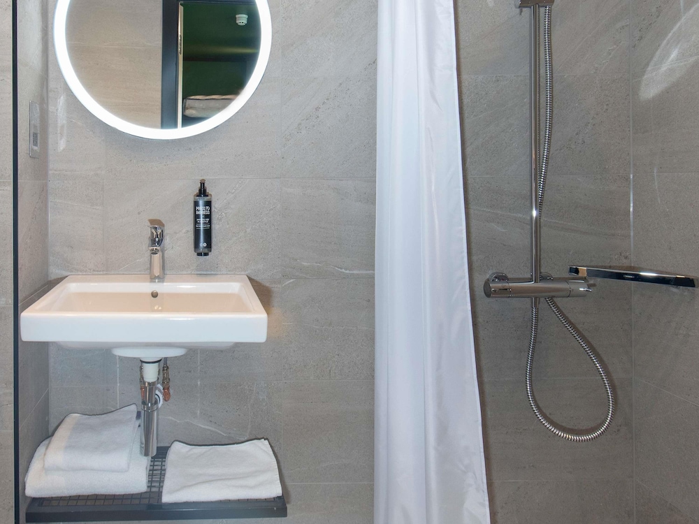 Ibis Styles London Gatwick Airport 64/64