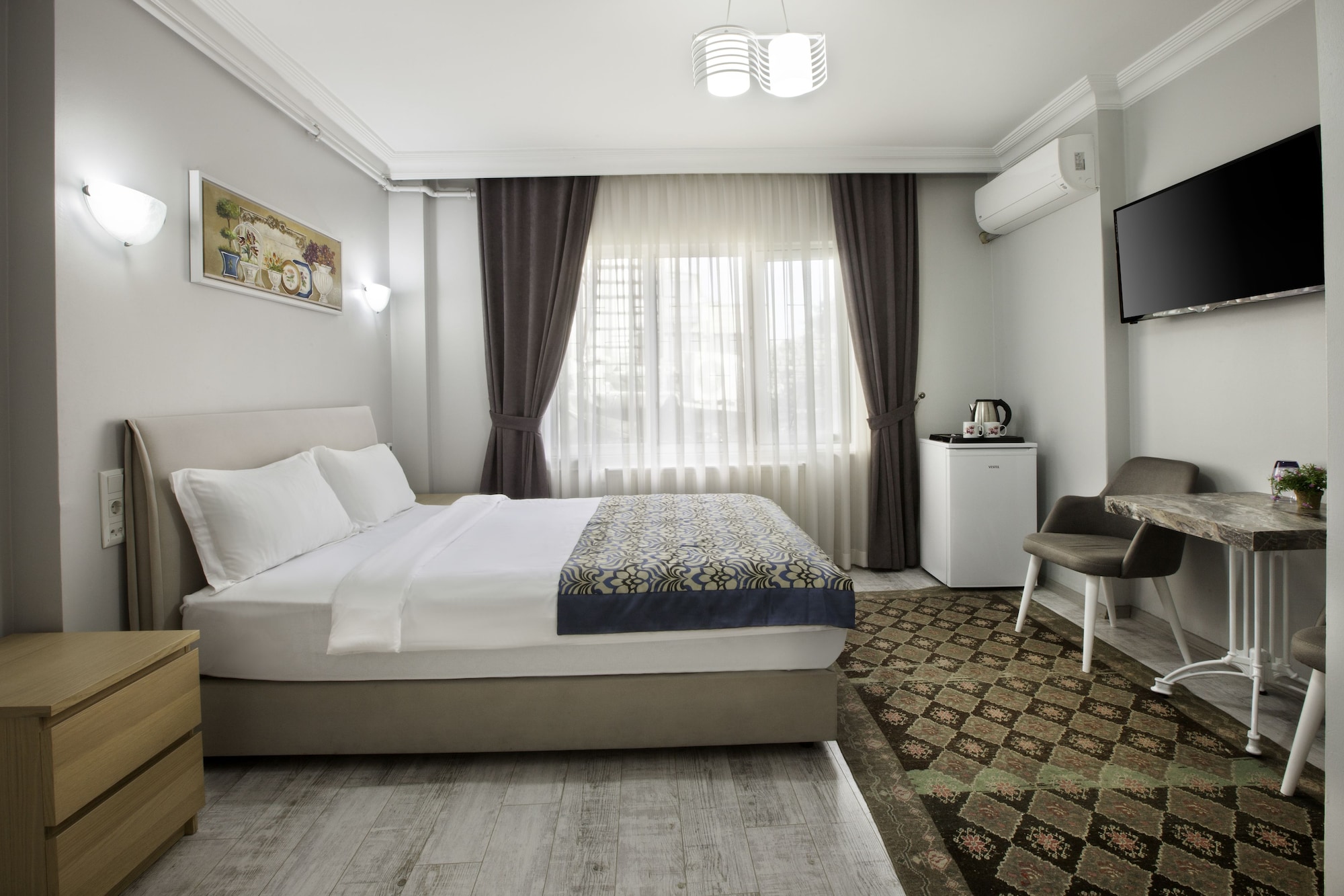 Standard, Queen Bed