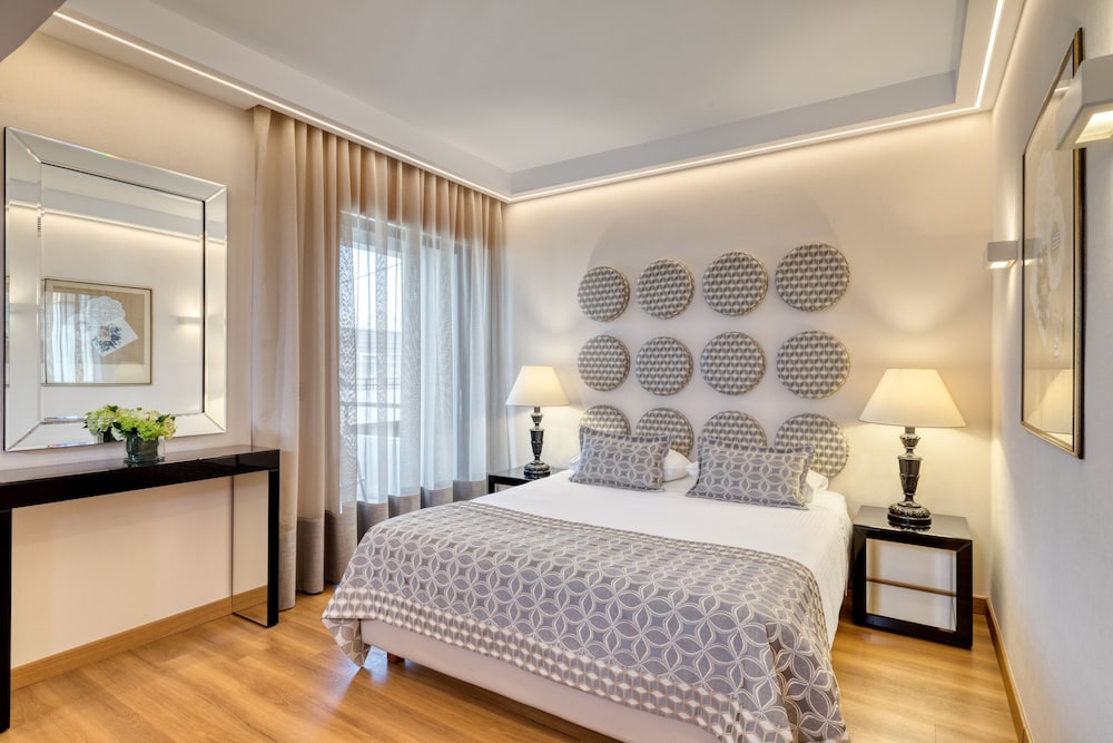 EXECUTIVE, SUITE