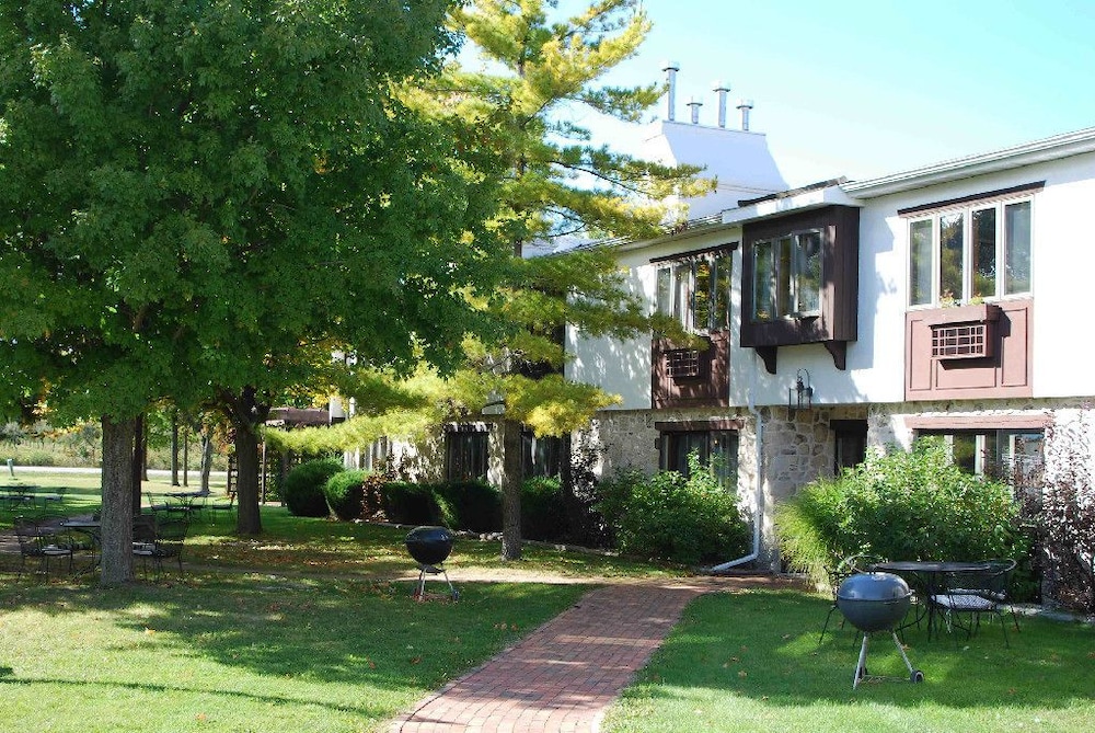 Settlement Courtyard Inn & Lavender Spa 57/66
