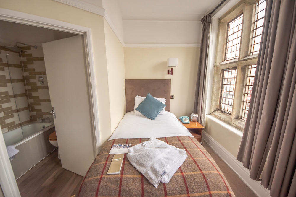 Norfolk Arms Hotel 40/55