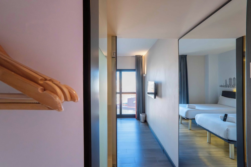 غرفة قياسية بسريرين منفصلين، easyHotel Barcelona Fira 8/10