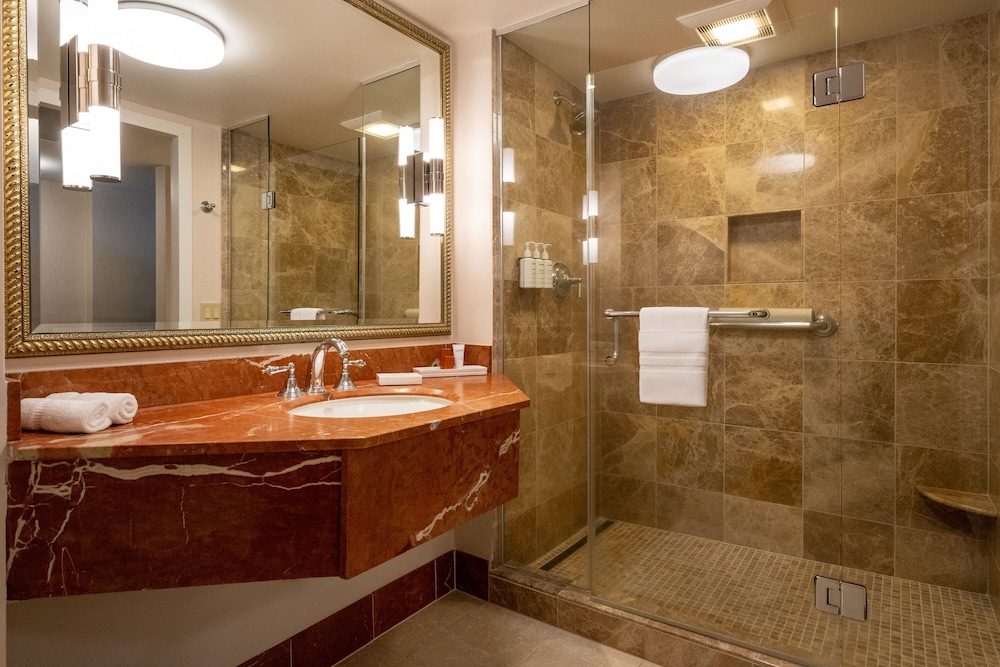غرفة بسرير كينج بإطلالة جزئية على البحر، Monterey Plaza Hotel & Spa 5/5