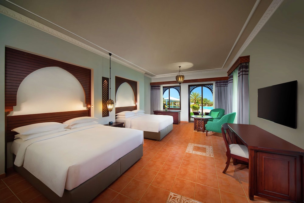 FAMILY, 2 QUEEN BEDS, POOL VIEW